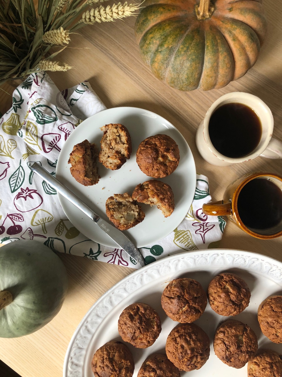 Pear and cardamom muffins with coffee