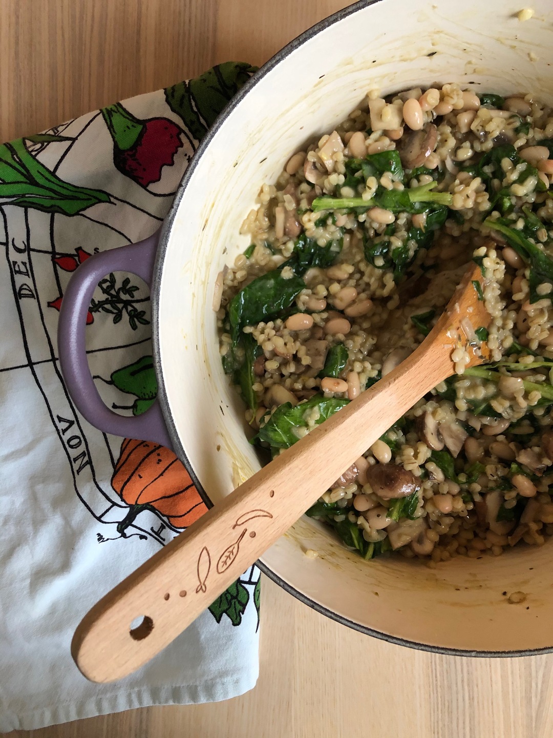 Barley risotto with mushrooms and spinach